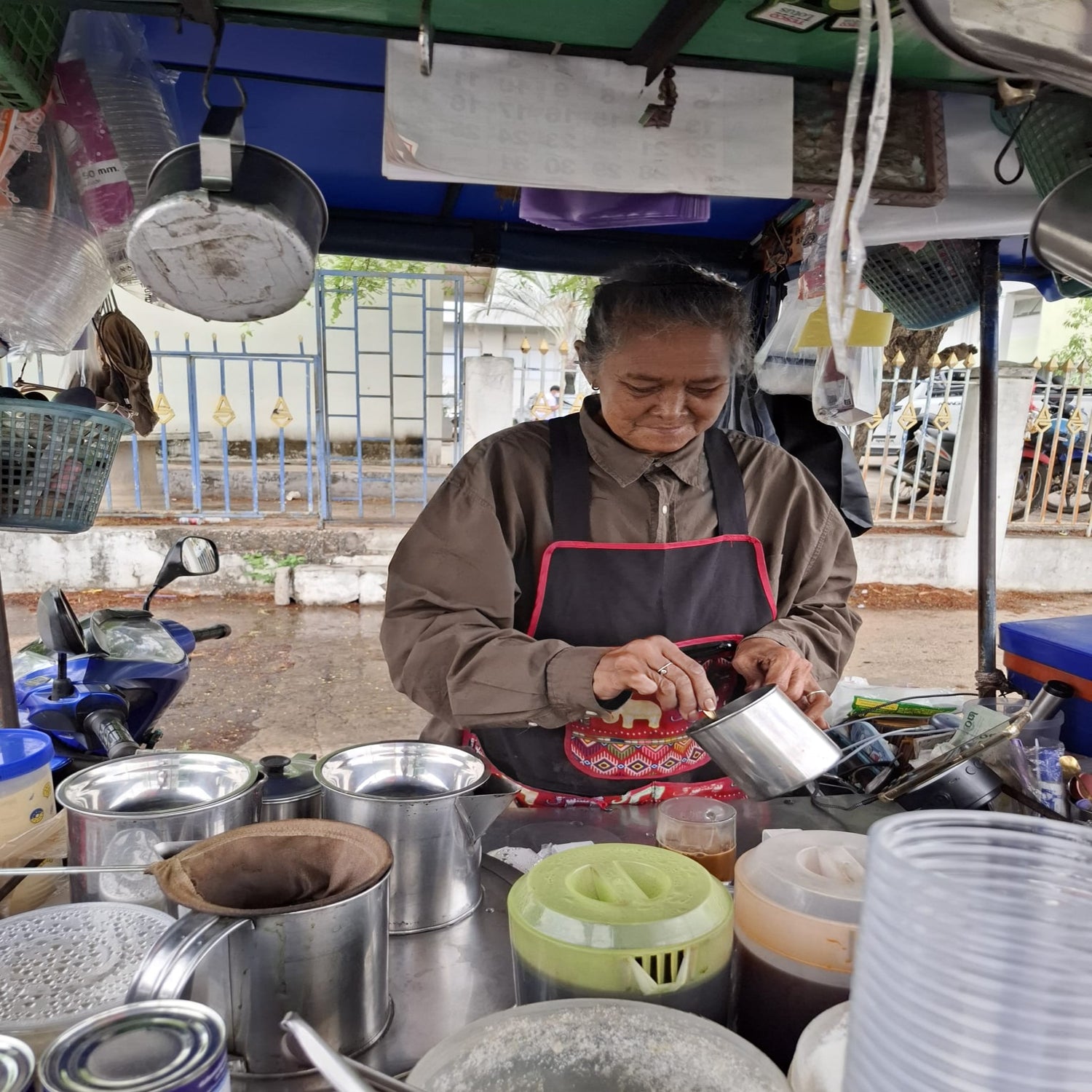Lady Coffee vendor Leong Nok Tha Thailand 